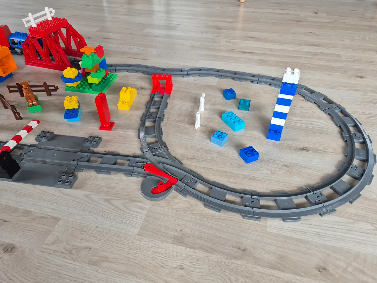 Billede 3 - Duplo Elektrisk Togbane, Batteritog, Togvogne, Bom