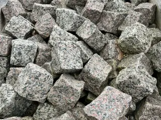 Røde chaussesten med sorte nister
