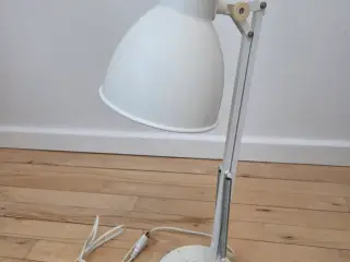 Bordlampe hvid metal