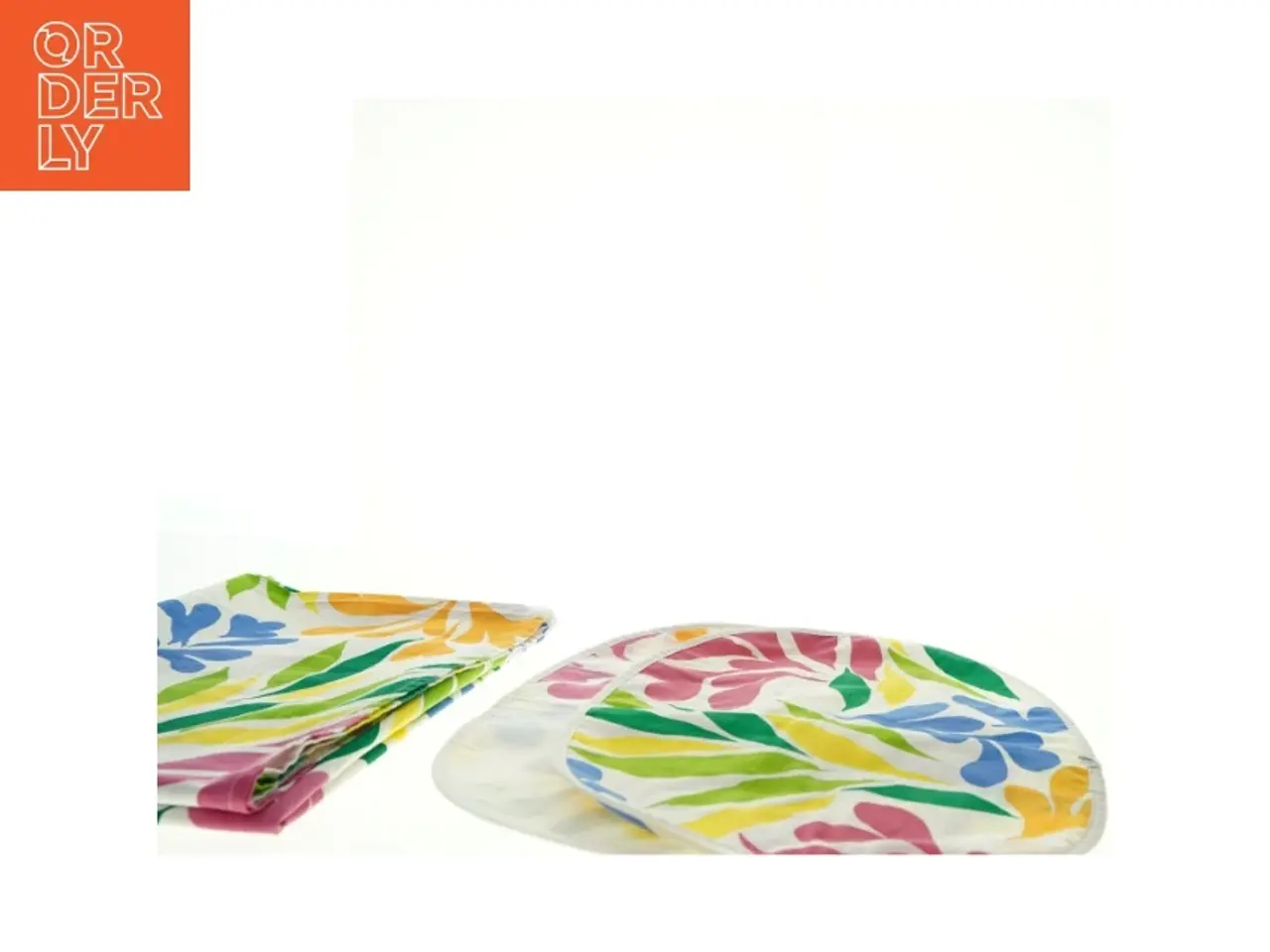 Billede 3 - Farverig dug og bordskånere (str. 46 x. 34 cm. 135 x. 180 cm)