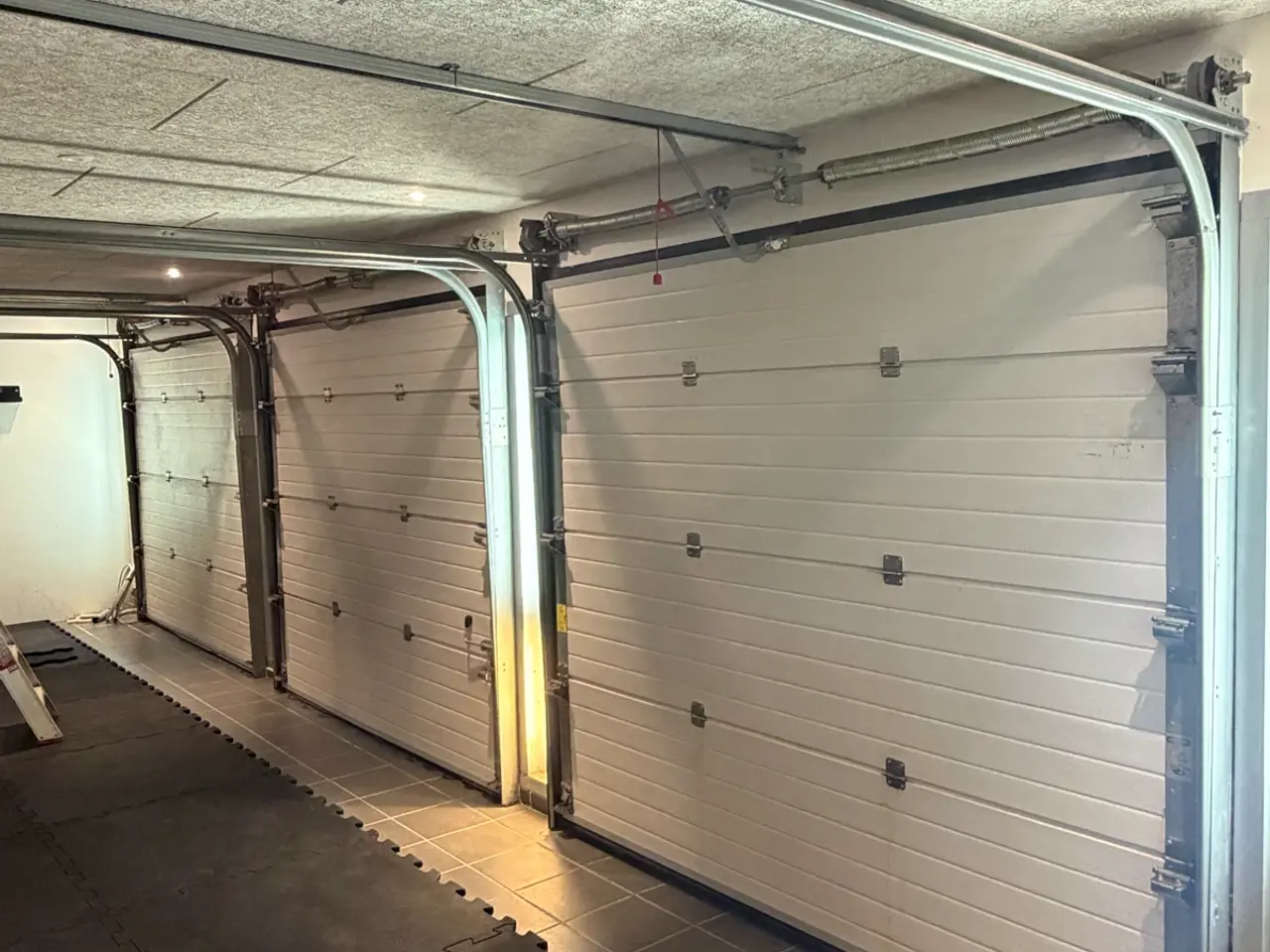 Billede 1 - 2 stk fine brugte garageporte