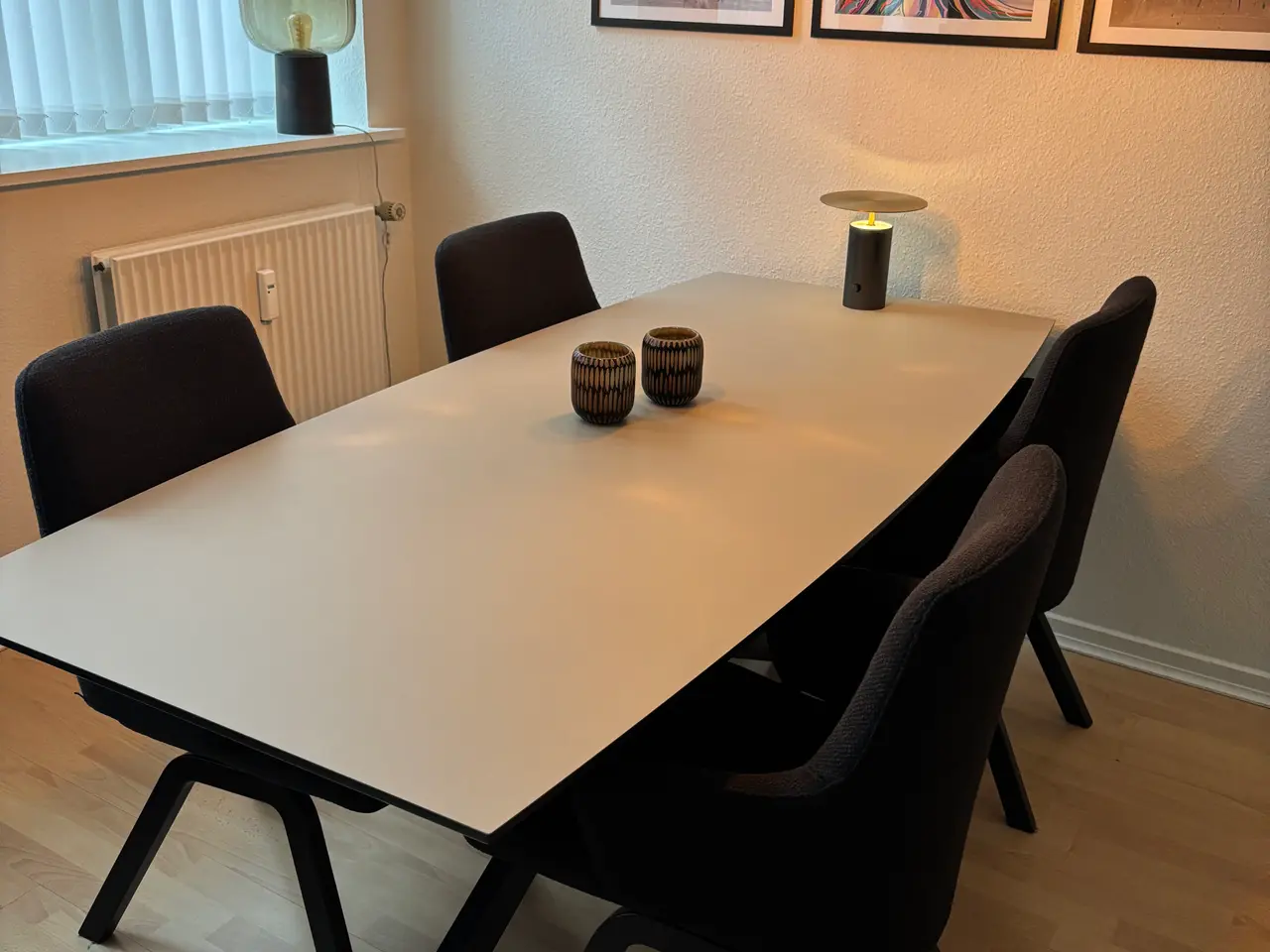 Billede 1 - Fedt Spisebord med Linoleums bordplade