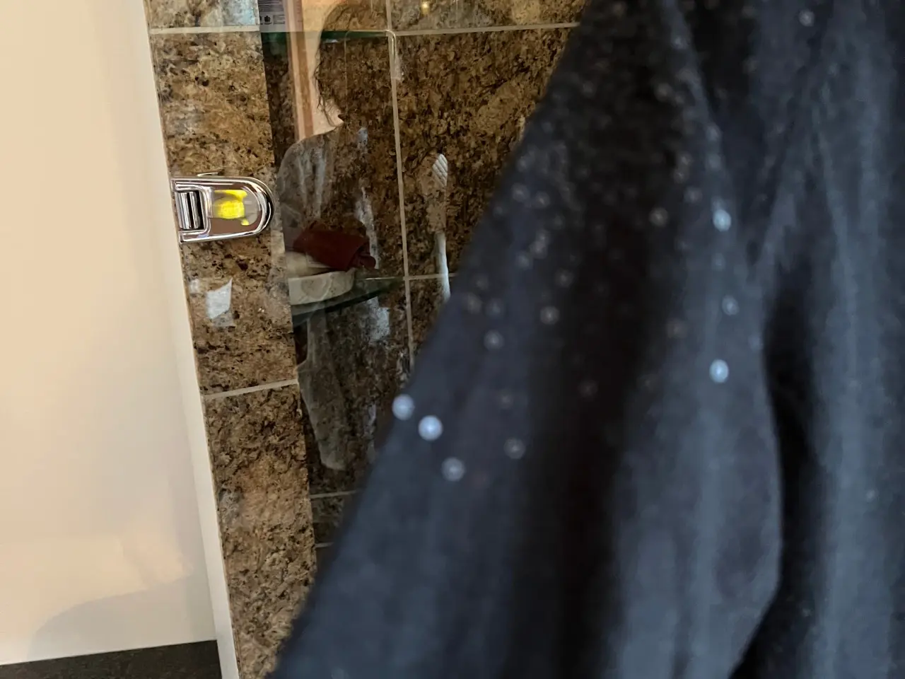 Billede 2 - Pæn sort bluse med palietter fra Jubylee str M