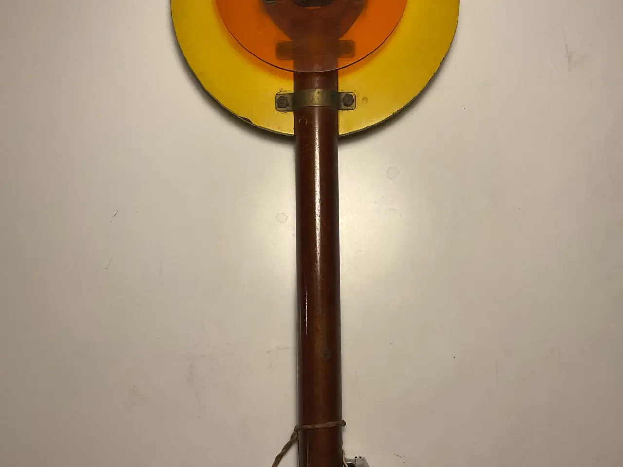 Billede 1 - Signalstav (måske jernbane). Lyset virker