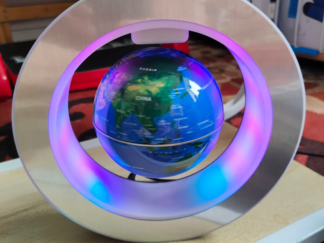 Billede 3 - Globe svæver og roterer i luften