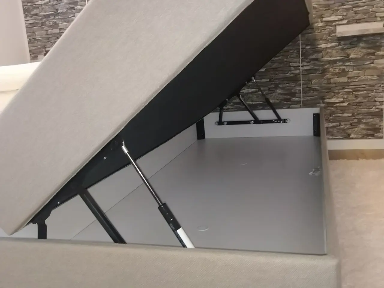 Billede 3 - Kvalitetsseng m/opbevaring inkl. topmadras (210cm)