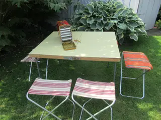 Retro picnicbord med stole + madkasse ;-)