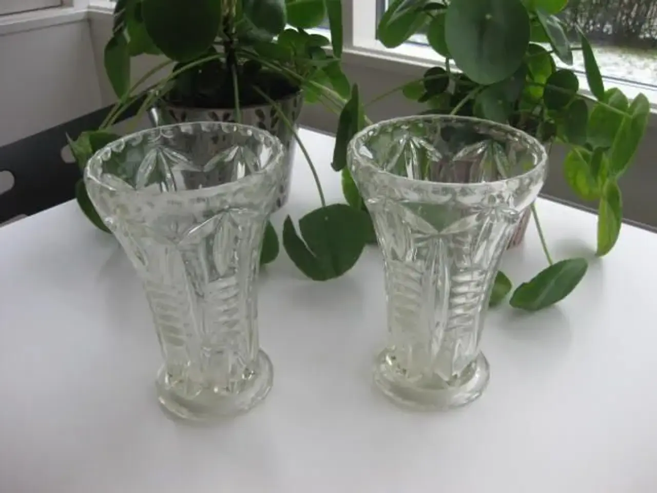 Billede 2 - Gl. presset glasvase  -  Holmegård Glas