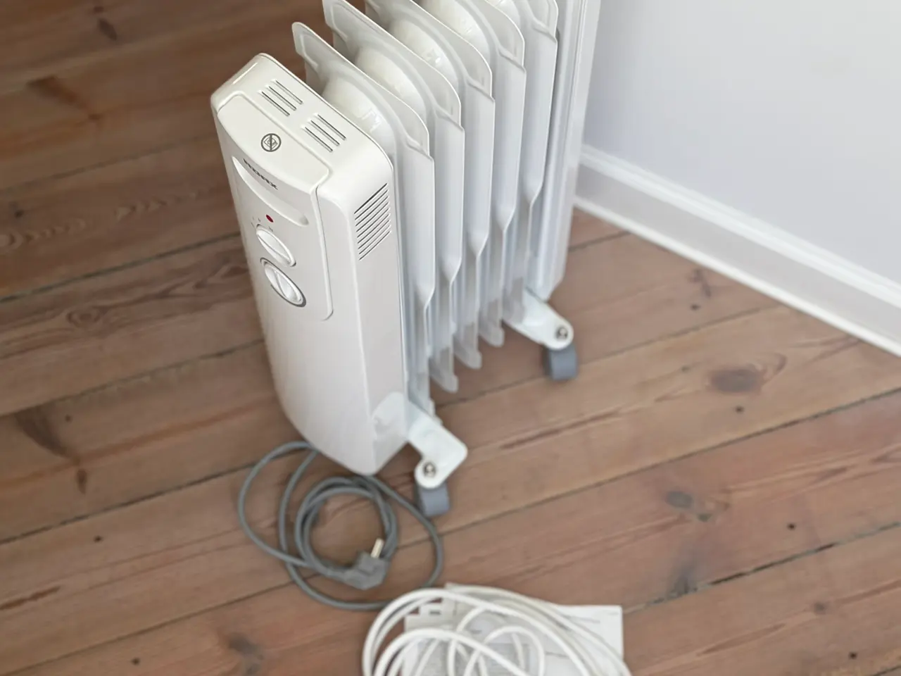 Billede 3 - Flytbar elradiator 1500W med hjul