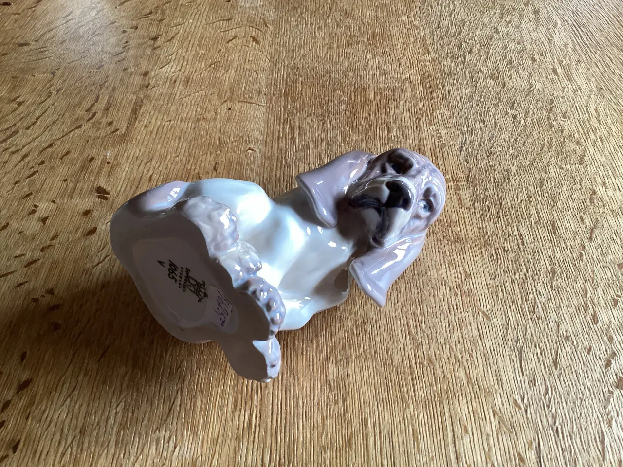 Billede 6 - Dahl Jensen siddende Basset hundehvalp nr 1065