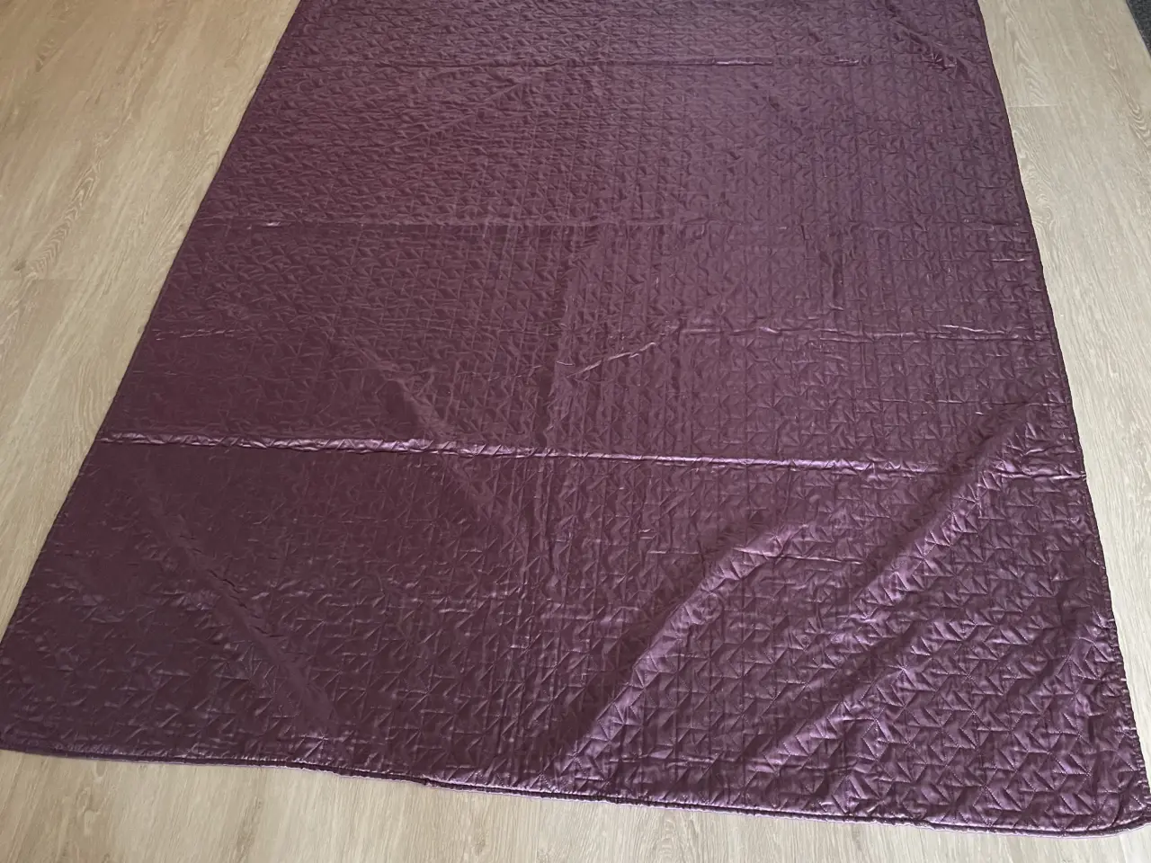 Billede 1 - Lilla sengetæppe 160 x 220 cm.