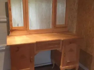 Kosmetikbord og karlekammerseng