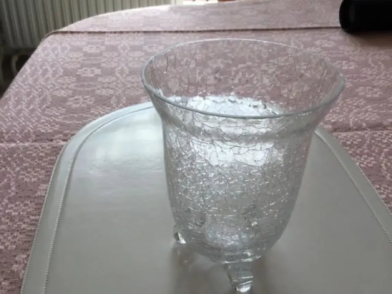 Billede 2 - Glasvase på 3 små fødder. Ligner krakeleret glas!