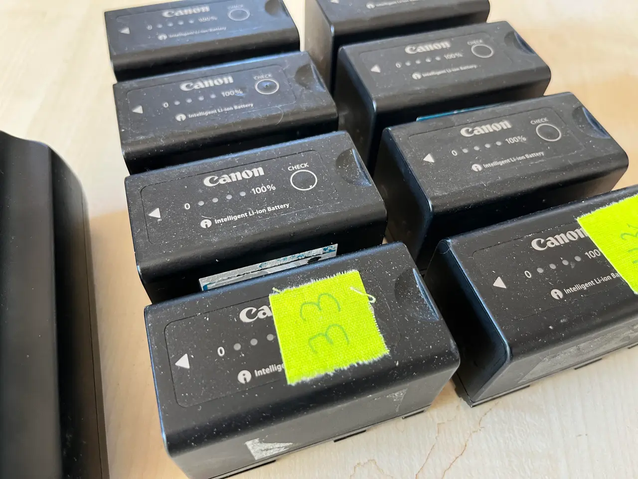 Billede 2 - Oplader og 8. Stk. Canon batterier