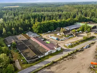 2200 m2 lager/produktionshal med 8 værelserudlejes