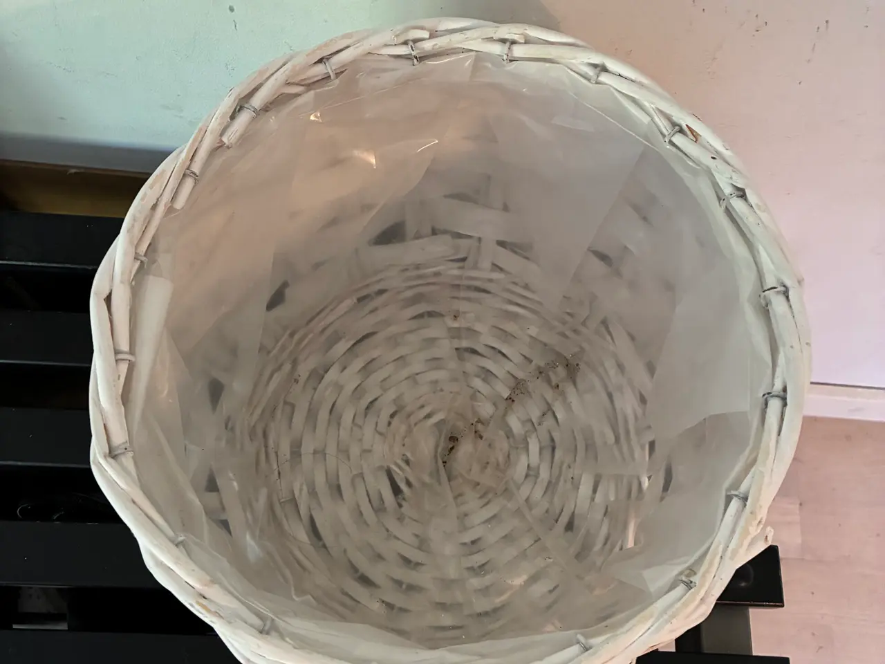 Billede 4 - Fin rund kurv med plastic inden i.