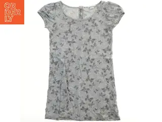 Sommerkjole med sommerfuglemotiv fra H&M (str. 152)