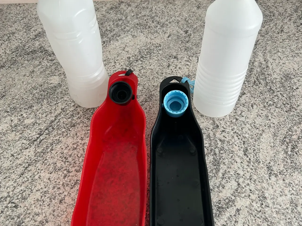 Billede 3 - Drinke flasker med lille skål. 