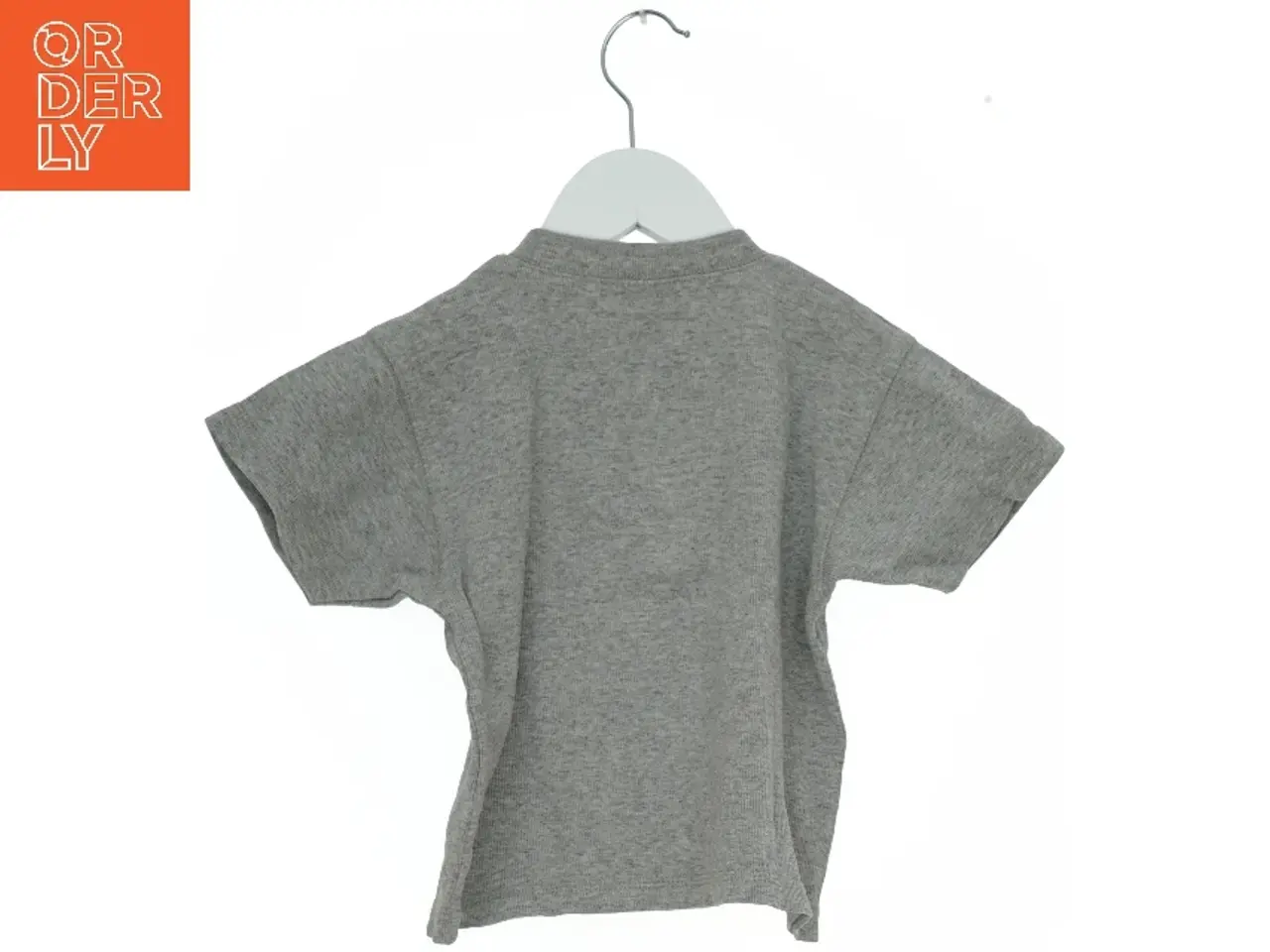 Billede 2 - Grå T-Shirt med Knapper fra Confetti (str. 104)