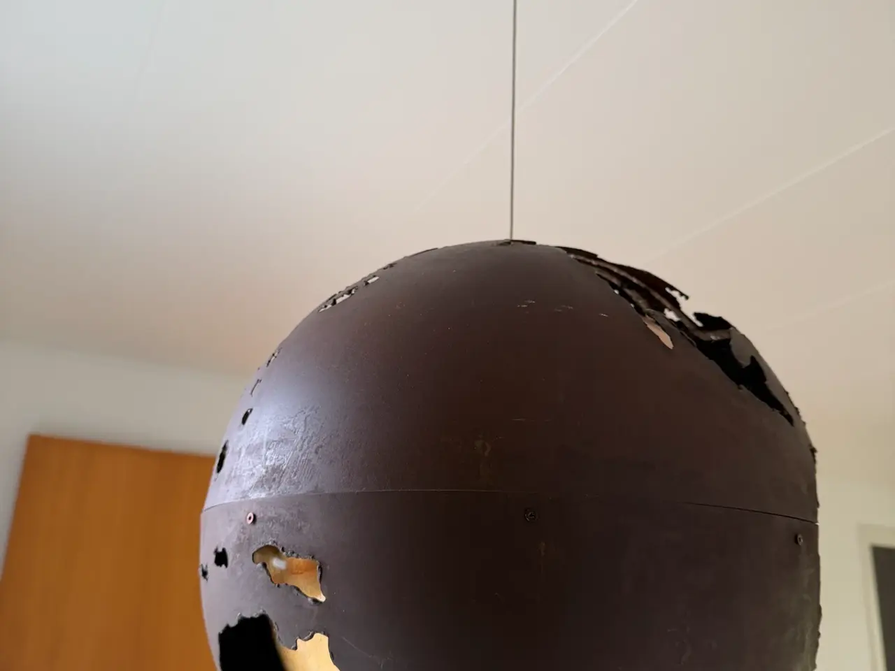 Billede 8 - Globus lampe i metal med guld og LED lys