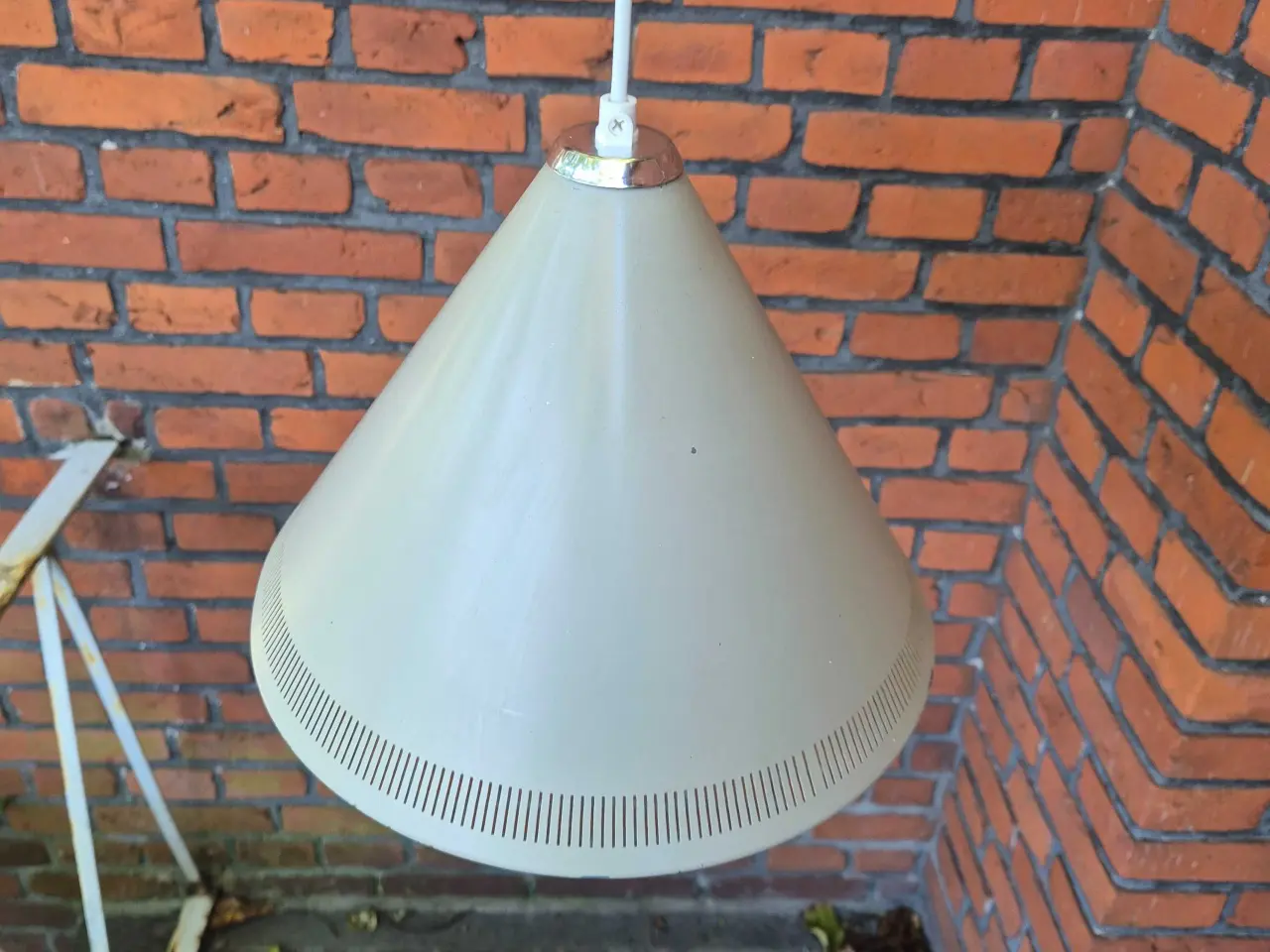 Billede 2 - Grå kegleformet retrolampe med fine perforeringer