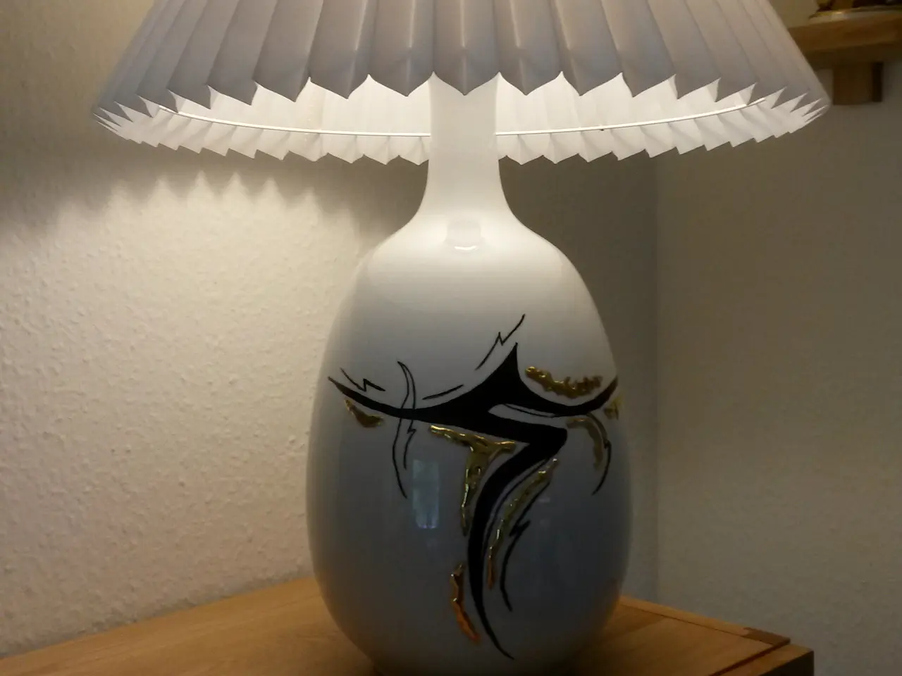 Billede 1 - stor smuk bordlampe med helt ny skærm.