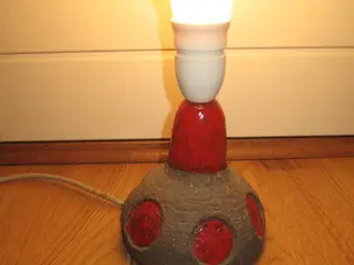 RETRO RØD BORDLAMPE. BYD.