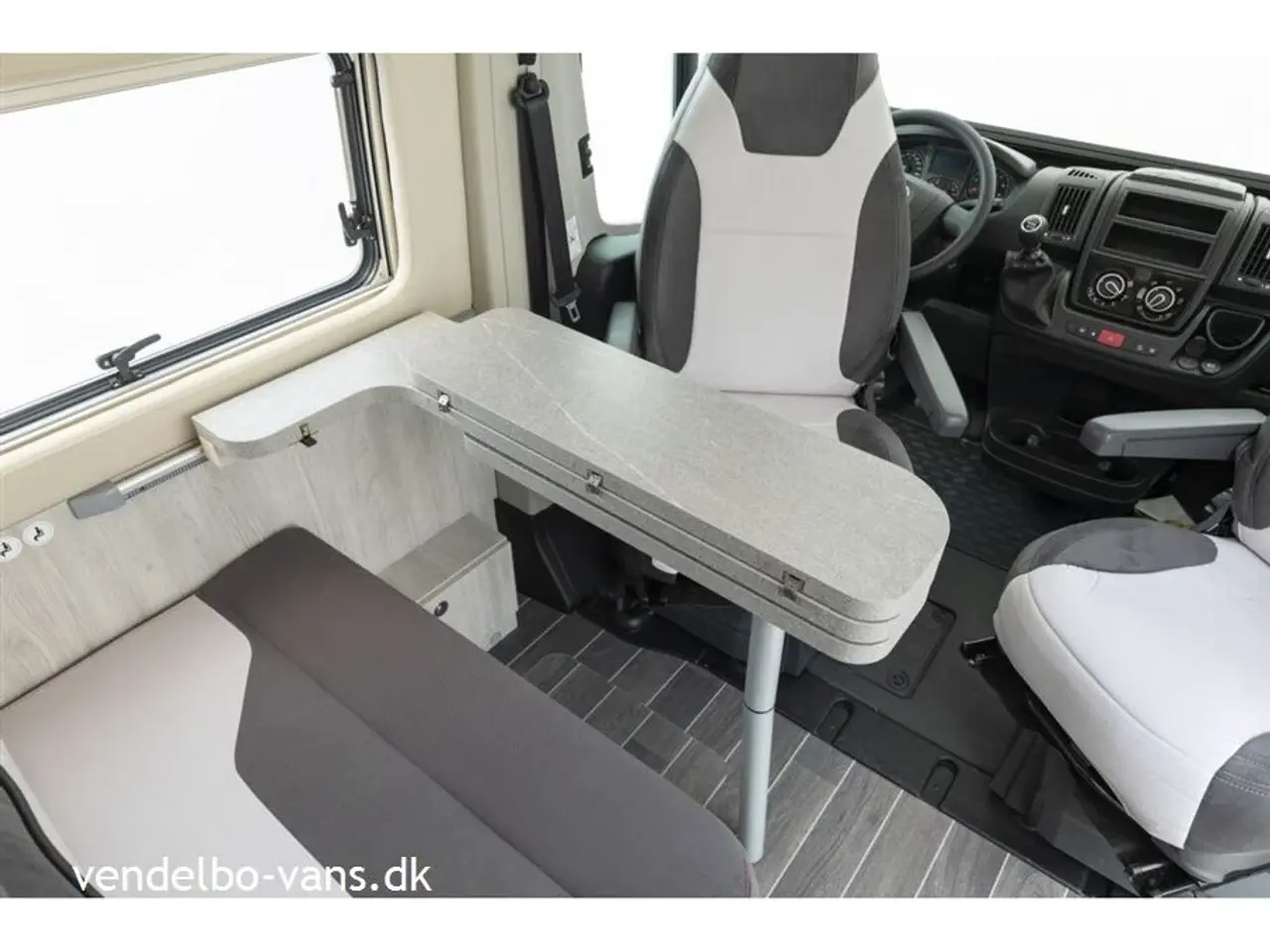 Billede 14 - 2026 - Rollerteam Livingstone DUO Sport   CamperVan med enkeltsenge som kan omforandres til dobb.seng