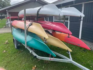 7 kajakker på trailer