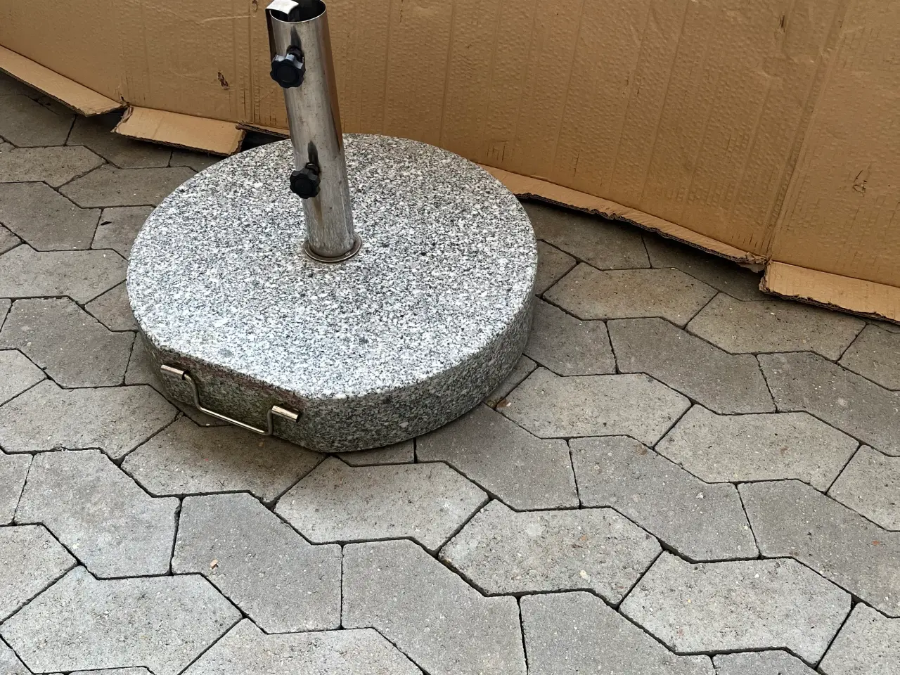 Billede 2 - Parasol fod i granit på hjul, Solid model, 55 kg. 