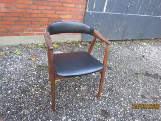 1 stk Teak Armstol med Buet Ryg og sort læder