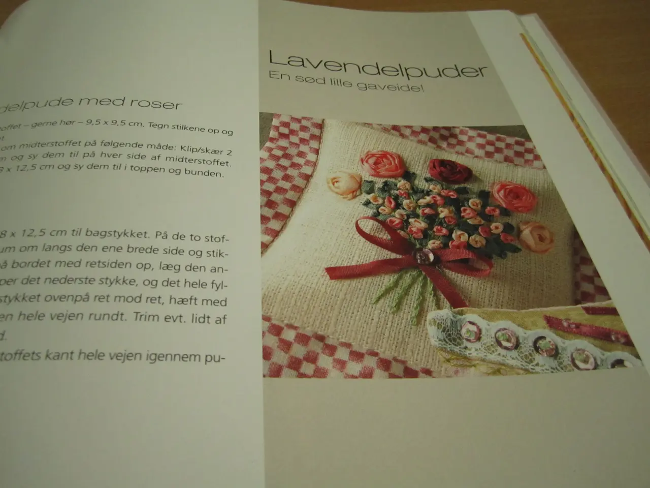 Billede 2 - PATCHWORK med båndbroderi.