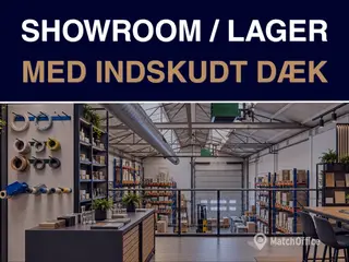 Højloftet værksted/showroom med indskudt dæk