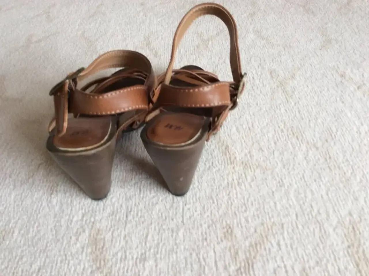 Billede 3 - Sød Sandal med hæl