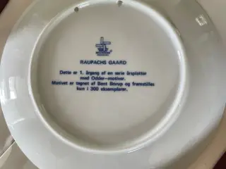 Odder platter med lokale motiver