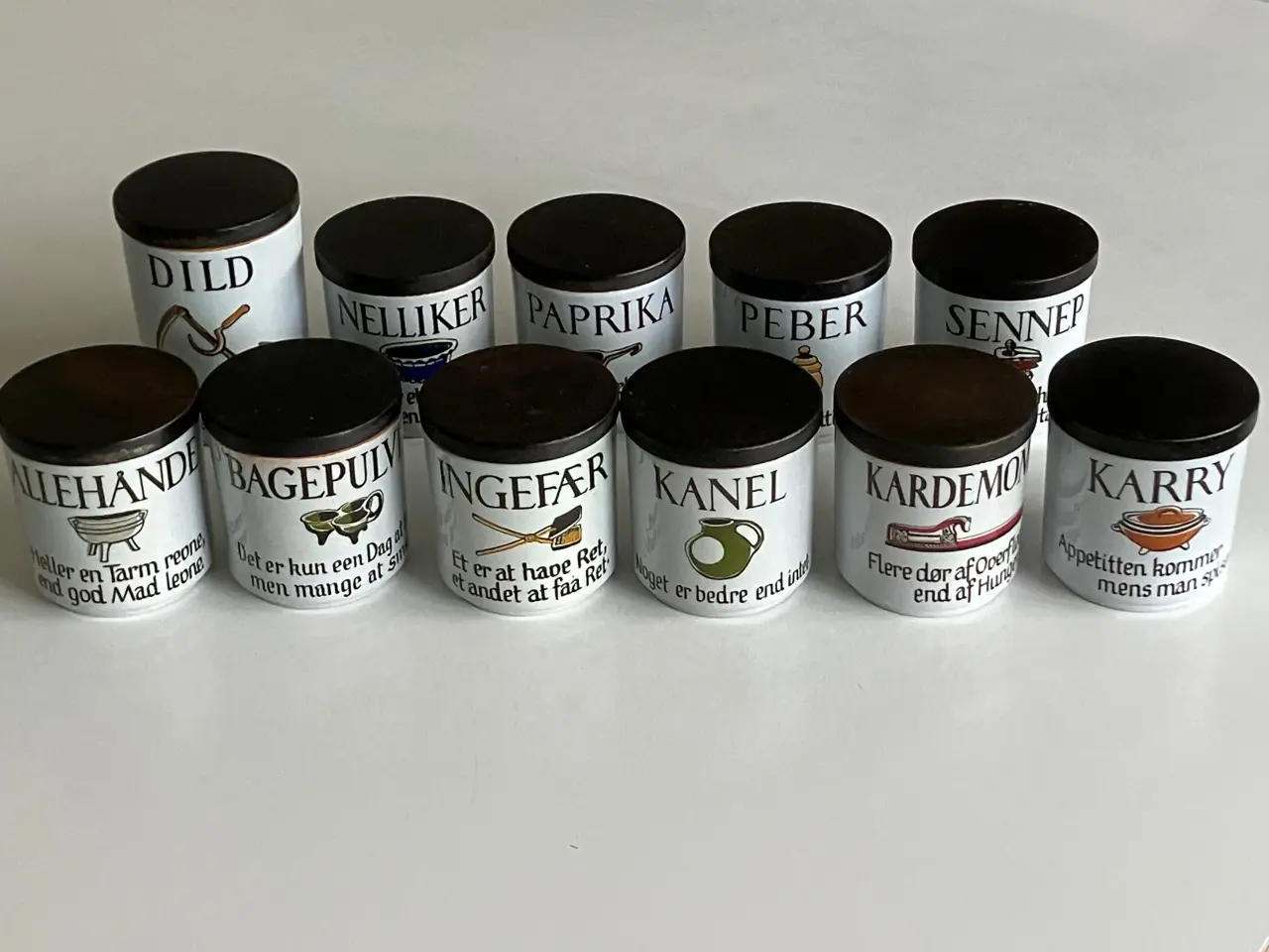 Billede 1 - Knabstrup keramik krydderikrukke, ordsprogsserien