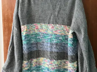Uldtrøje i pastel.