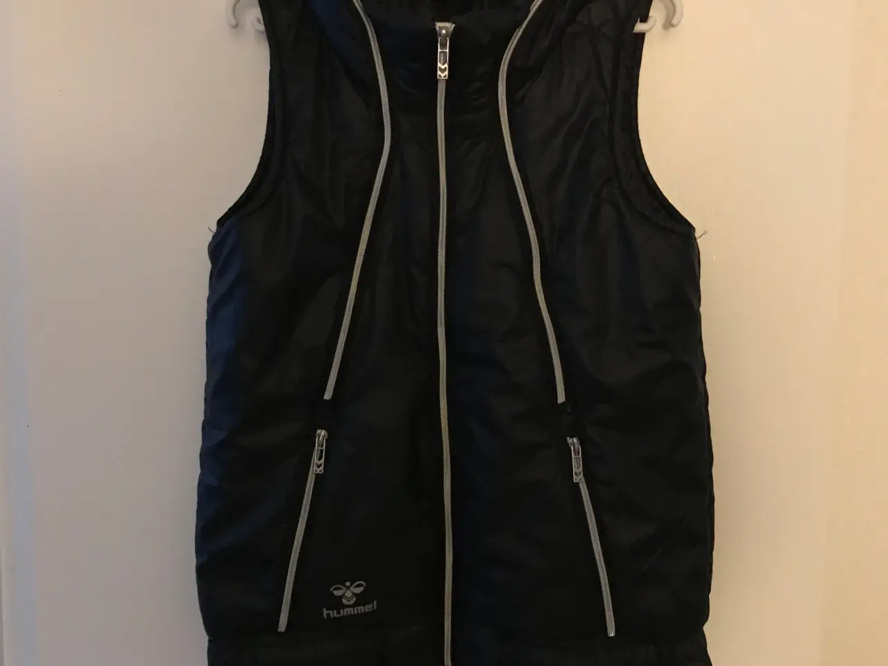 Billede 1 - Som ny: Hummel vest 14 år