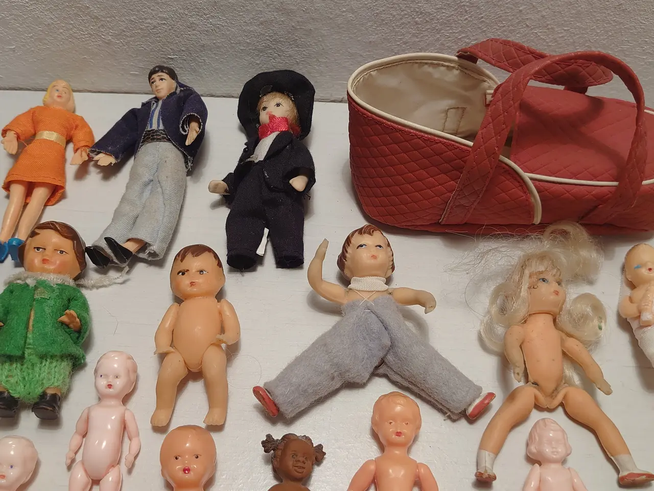 Billede 2 - 32 stk små vintage dukker samt dukkelift.