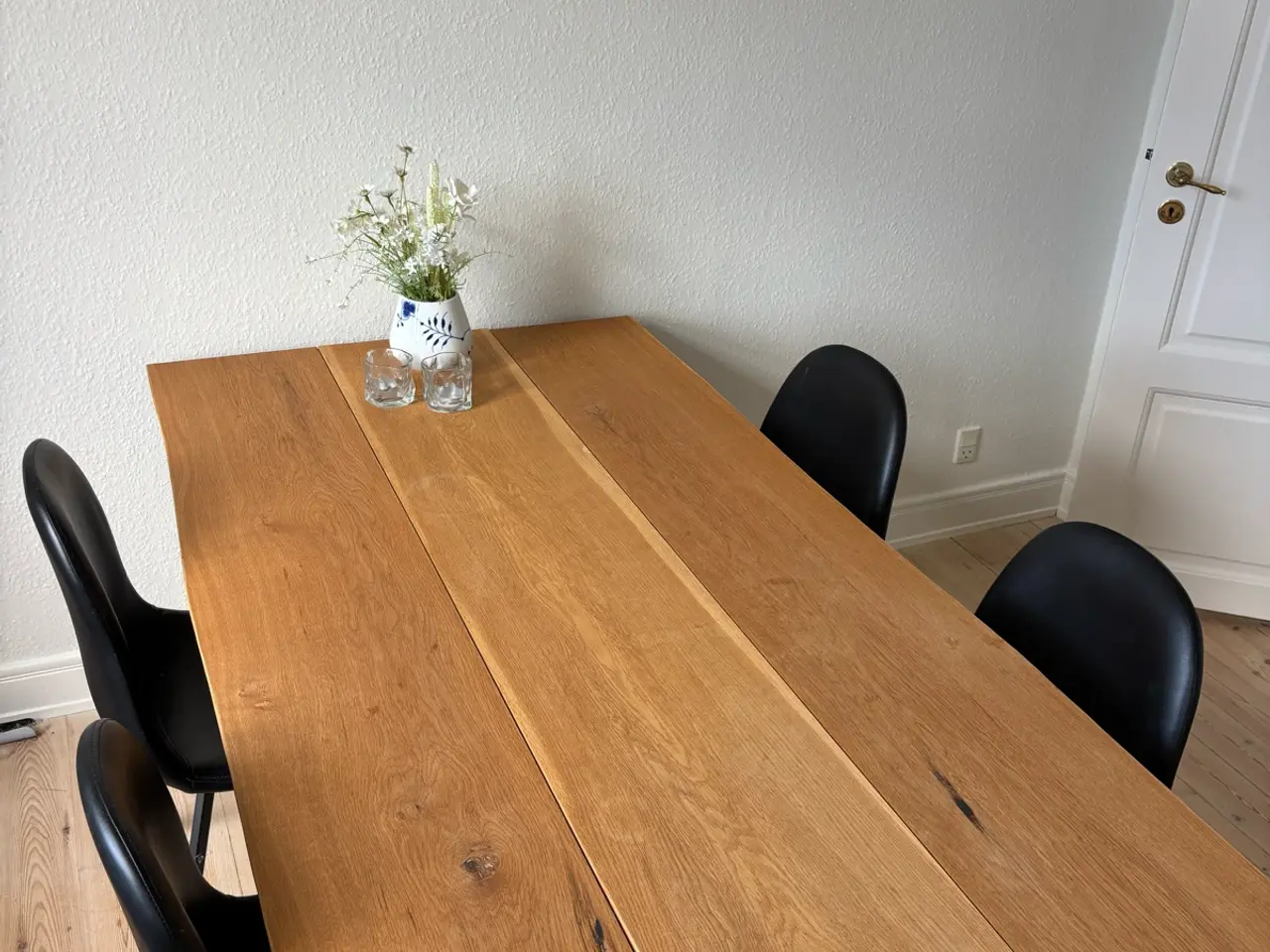 Billede 3 - Spisebord i massiv egetræ inkl. 6 stole