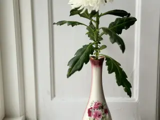 Staffordshire, engelsk fajancevase m blomster