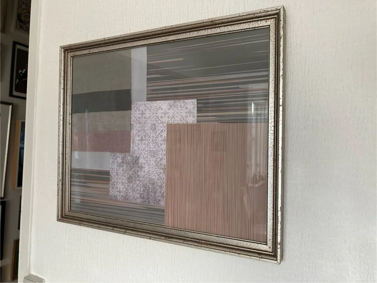 Billede 3 - Indrammet stofcollage købt på bornholm