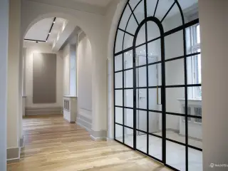 Fantastisk gennemrenoveret kontor/showroom tæt på off. transport.
