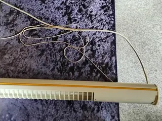 Retro loftslampe hvid m/org gule bånd på siden
