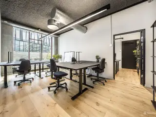 Privat kontorsuite til 8 personer i populære augusthus