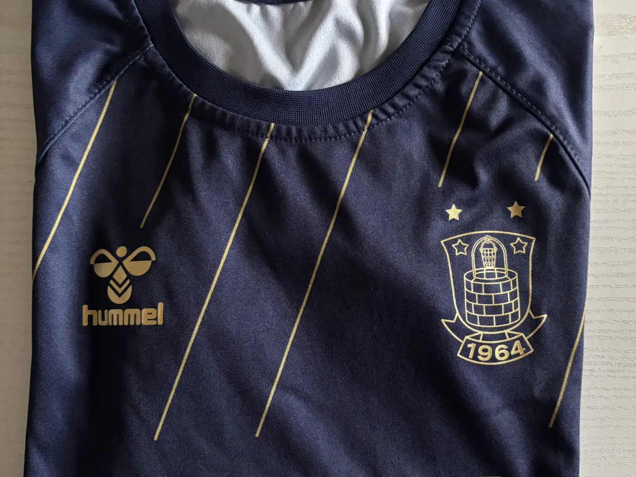 Billede 1 - Sportstøj, Bluse Hummel str. 140