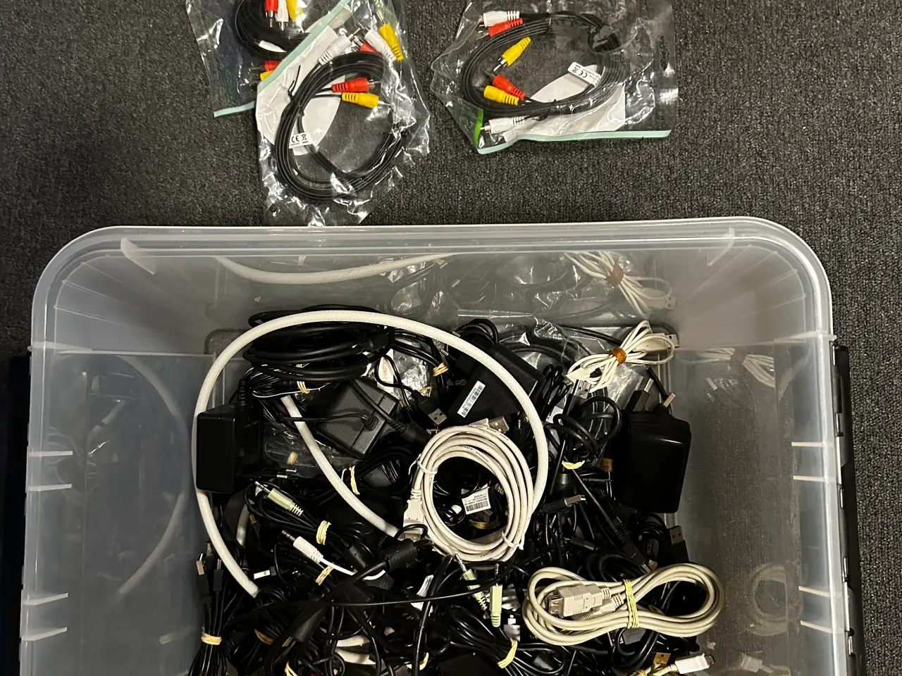 Billede 2 - USB, HDMI, POWER og andre kabler.
