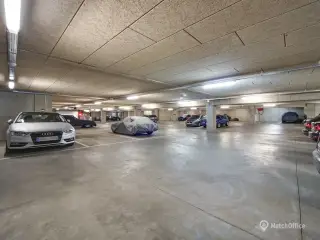 Parkeringsplads i sikker, opvarmet P kælder