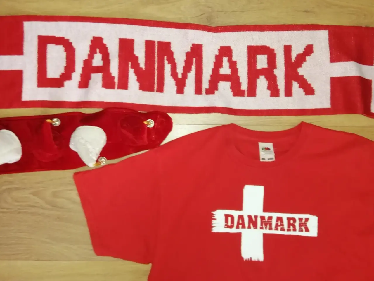 Billede 2 - 3 DANMARK FANARTIKLER, TSHIRT(12 ÅR),HALSTK. HAT