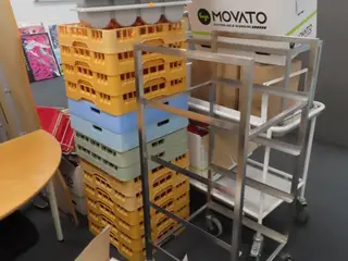 Stikvogn til opvaskebakker samt 14 stk. Opvaskebakker og bestikbakker